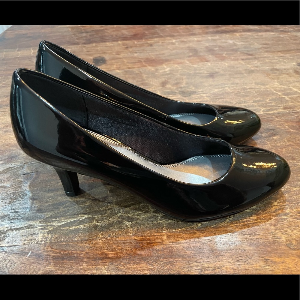 Life Stride Black Patent Pump
